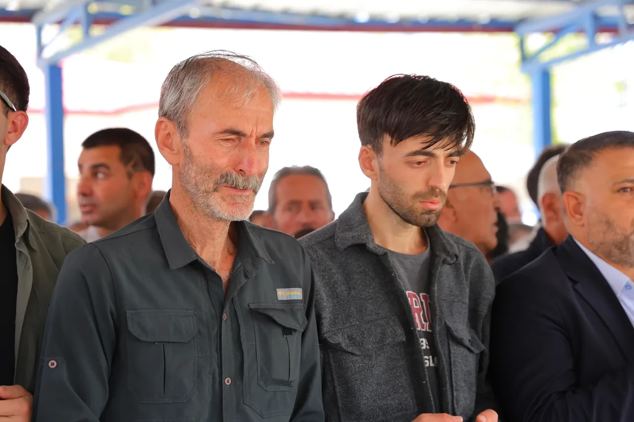 Vahşice katledilen Kübra Yapıcı'nın cenazesinde kahreden anlar! Babası gözyaşlarına boğuldu 