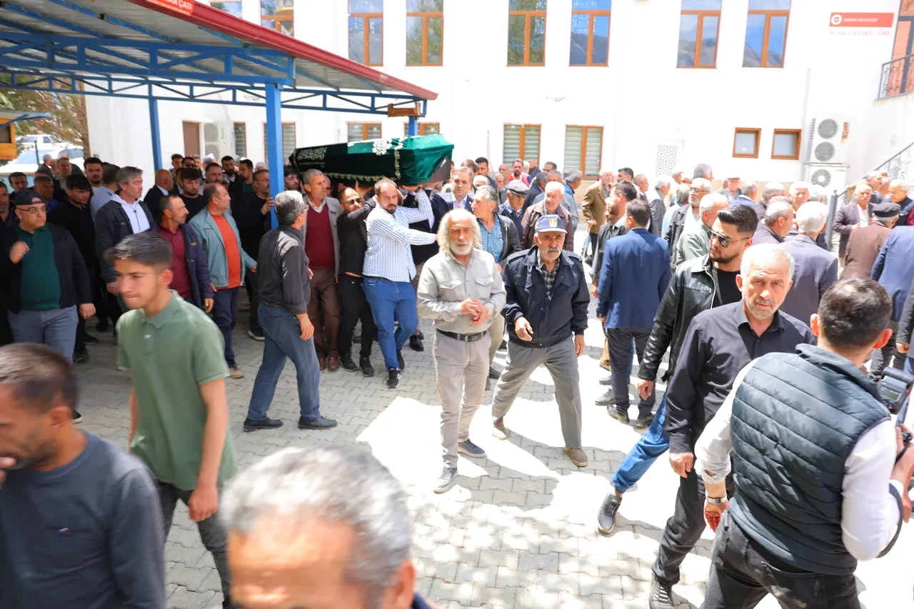 Vahşice katledilen Kübra Yapıcı'nın cenazesinde kahreden anlar! Babası gözyaşlarına boğuldu 