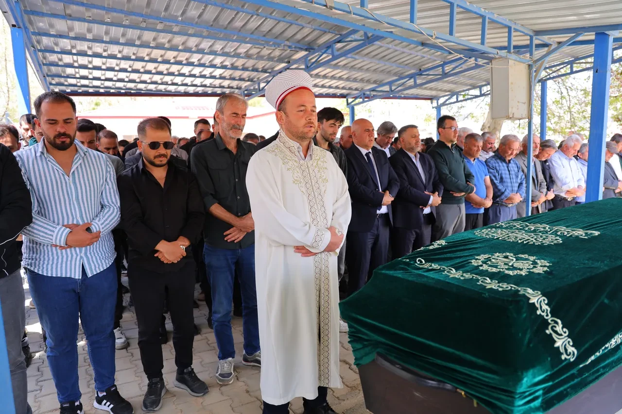 Vahşice katledilen Kübra Yapıcı'nın cenazesinde kahreden anlar! Babası gözyaşlarına boğuldu 