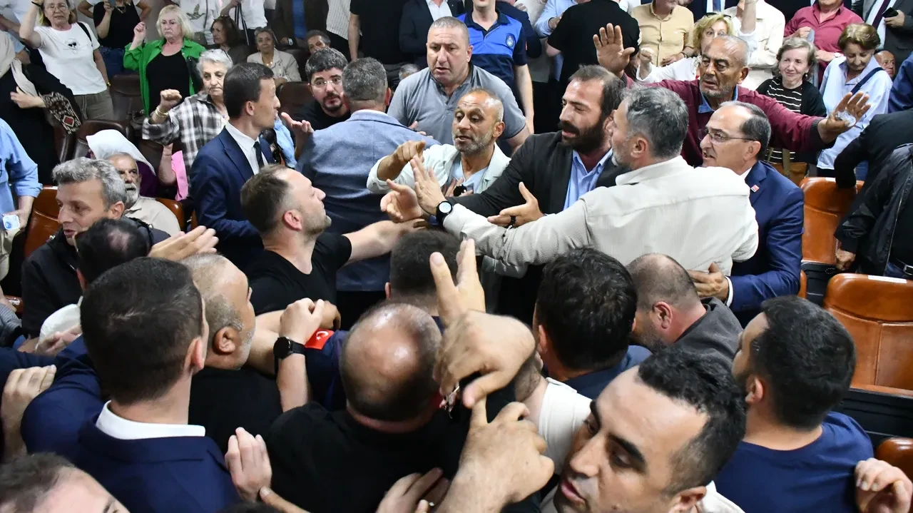Akçakoca'da belediye CHP'den AK Parti'ye geçti: Seçim sonrası kavga çıktı