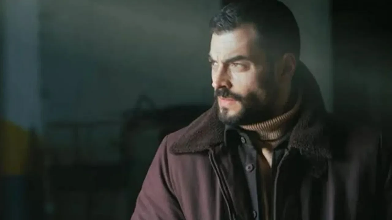 Akın Akınözü Aşk ve Taht dizisinin oyuncu kadrosunda! Başarılı oyuncu I. Alaeddin Keykubad’ı oynayacak.