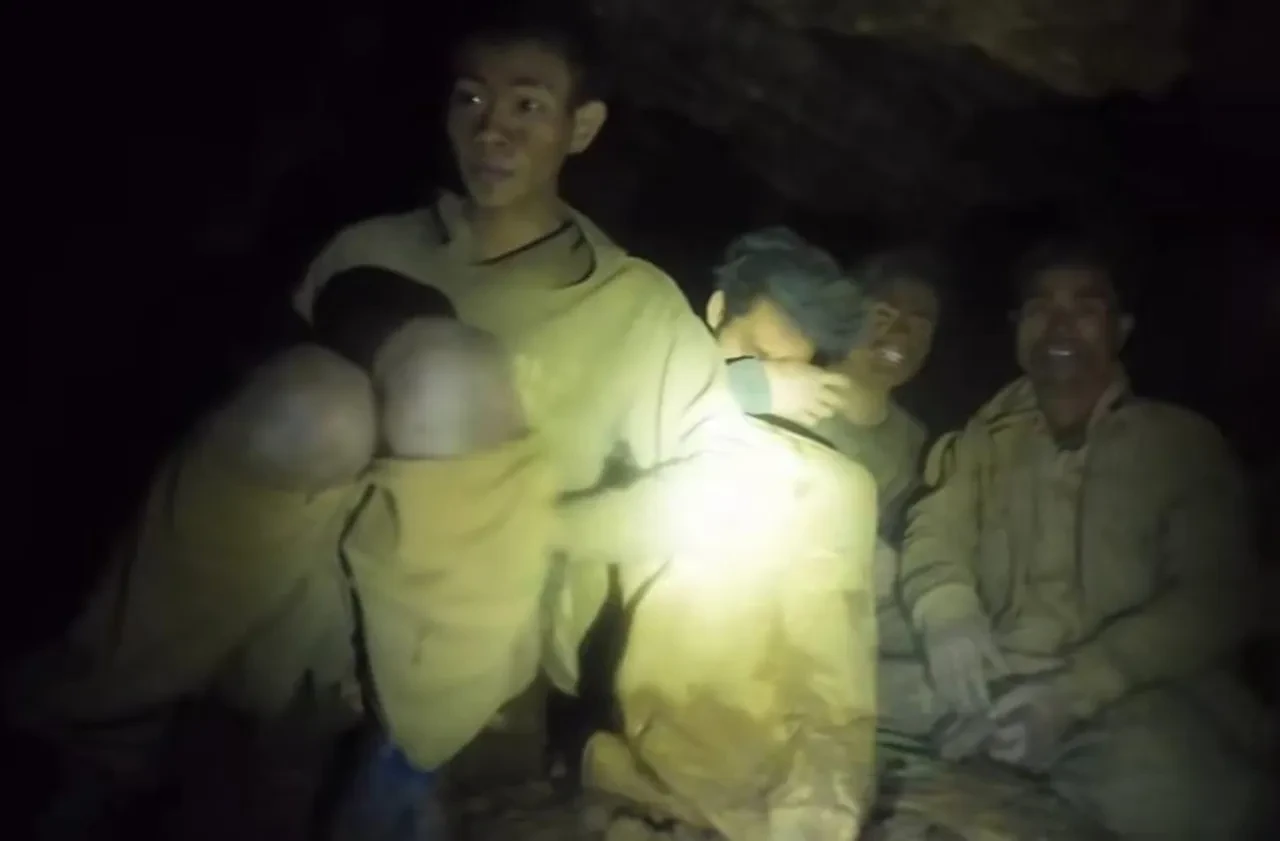 Laos'ta mağarada mahsur kalan köylüler