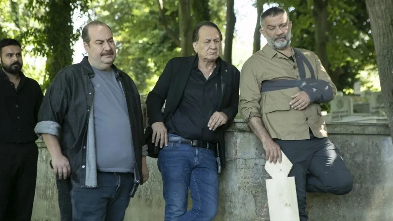 Arka Sokaklar dizisi finalden döndü ama seyirciyi üzen haberle! Kilit isimler tek tek ayrılıyor