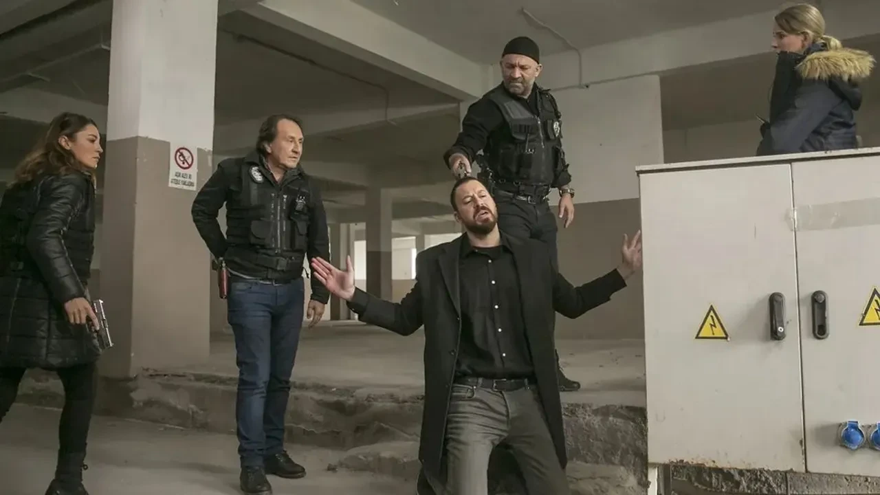 Arka Sokaklar dizisi finalden döndü ama seyirciyi üzen haberle! Kilit isimler tek tek ayrılıyor