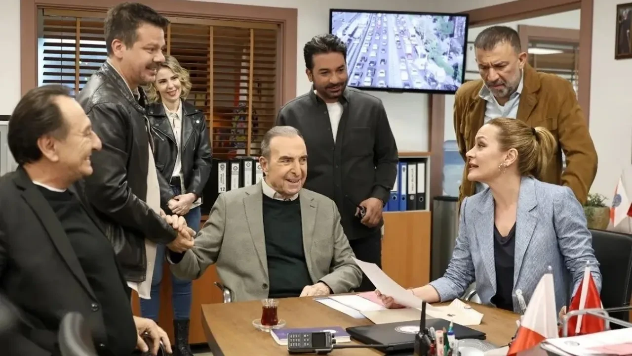 Arka Sokaklar dizisi finalden döndü ama seyirciyi üzen haberle! Kilit isimler tek tek ayrılıyor