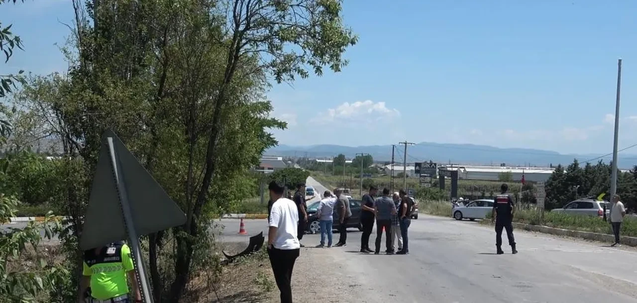 Balıkesir'de feci kaza! Minibüs ile otomobil çarpıştı: Olay yerinde can pazarı