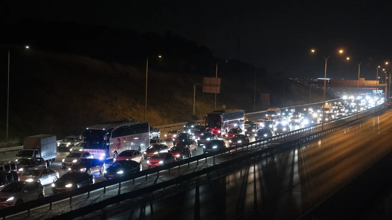 Bayram tatili dönüşü İstanbul girişinde yoğunluk! Trafik durma noktasına geldi