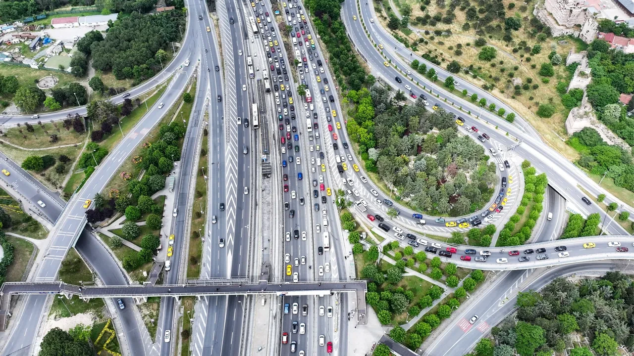 Bayram tatili dönüşü İstanbul'da trafik yoğunluğu