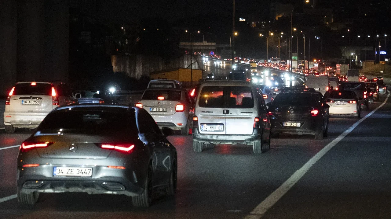 Bayram tatili dönüşü İstanbul'da trafik yoğunluğu