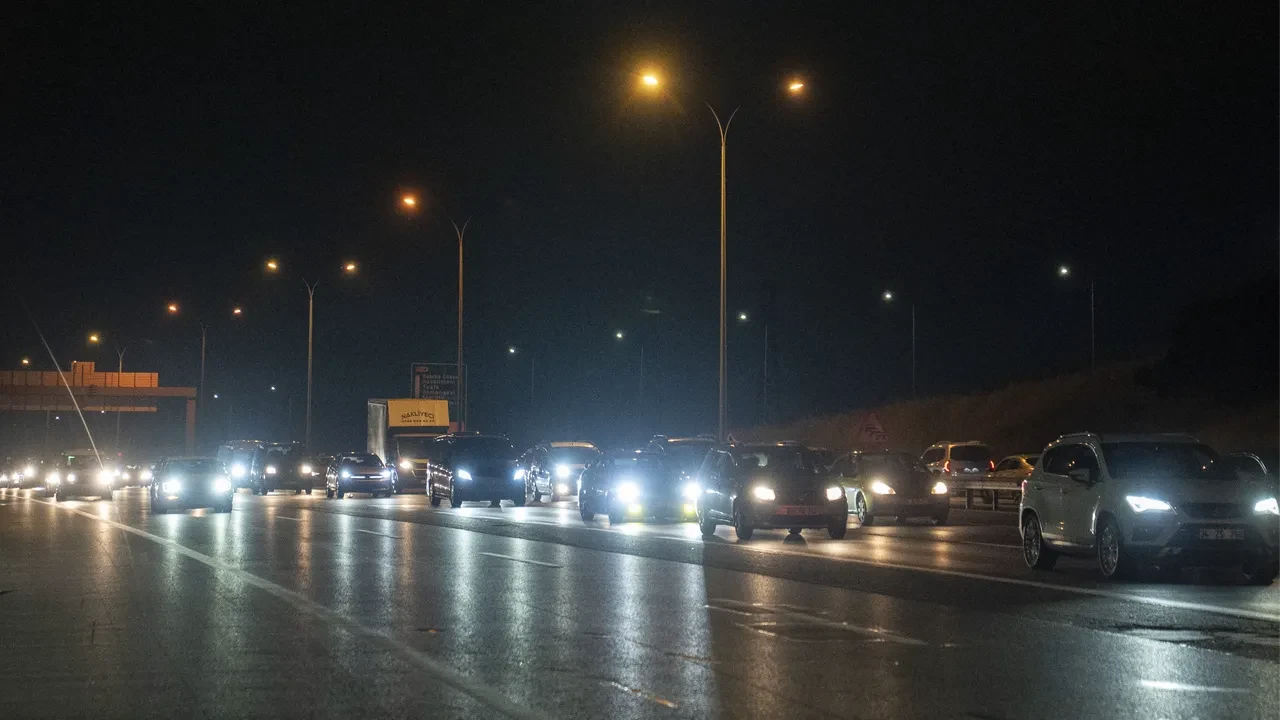 Bayram tatili dönüşü İstanbul'da trafik yoğunluğu