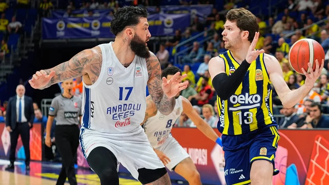 Fenerbahçe Beko son saniyelerde kazandı! Sarı-lacivertliler, Anadolu Efes'i 60-59 mağlup etti