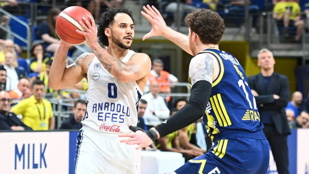 Fenerbahçe Beko son saniyelerde kazandı! Sarı-lacivertliler, Anadolu Efes'i 60-59 mağlup etti