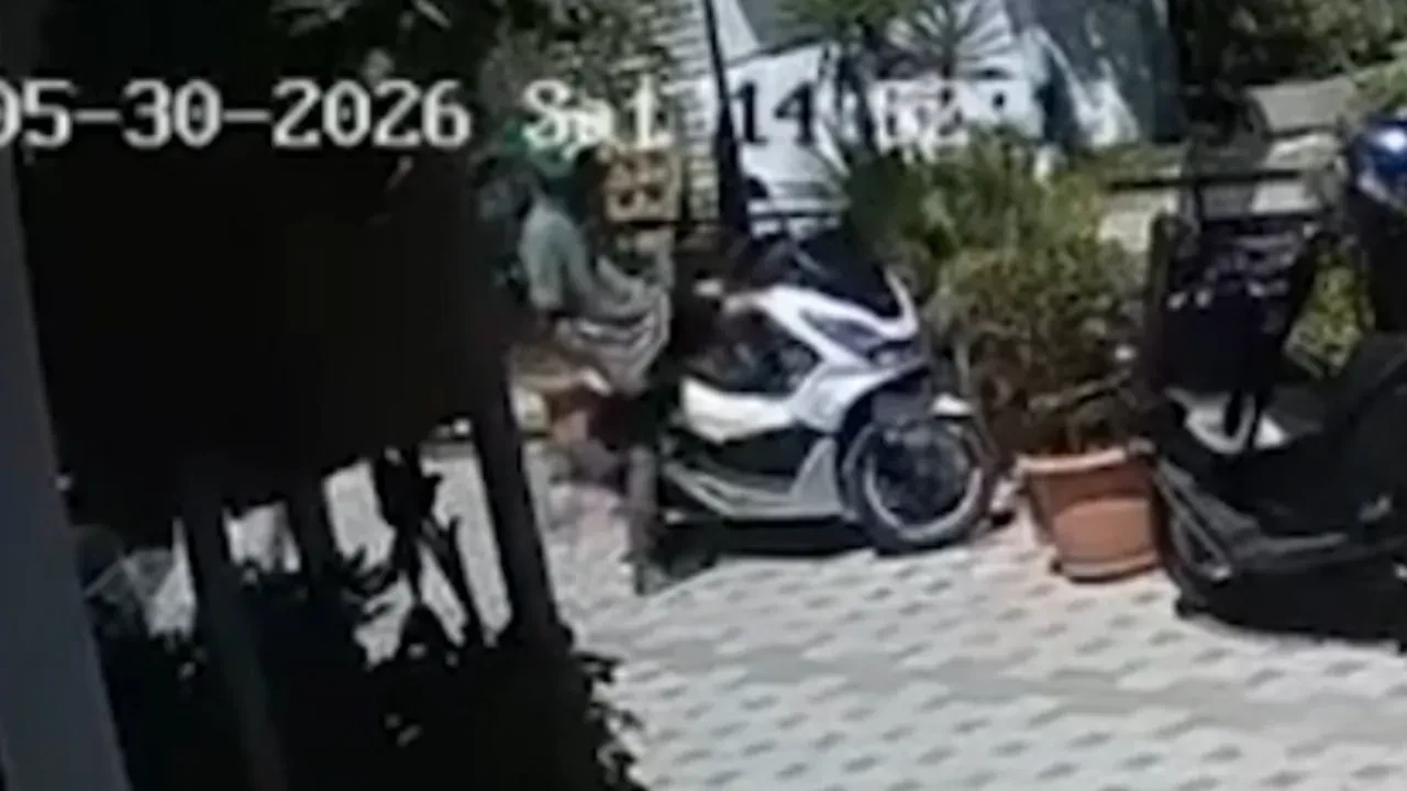 Gündüz vakti şaşırtan hırsızlık! Motosiklete binip hızla uzaklaştı