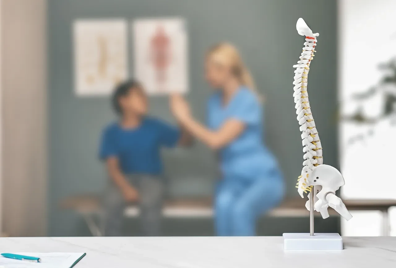 Her 100 çocuktan 3’ü skolyoz riski altında! Sessizce ilerliyor, ergenlikte ortaya çıkıyor