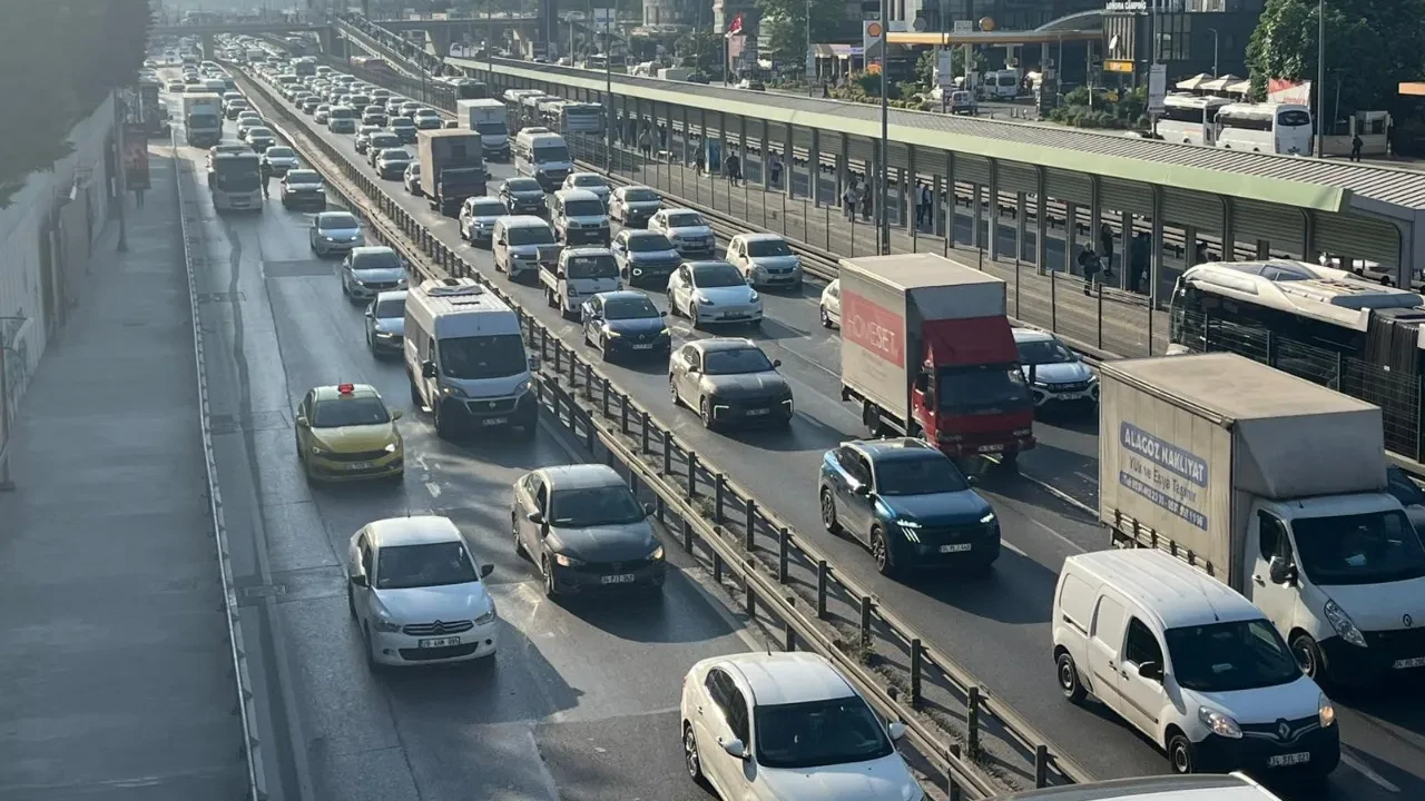 İstanbul'da bayram sonrası ilk mesai! Trafik kilitlendi, kilometrelerce araç kuyruğu oluştu 