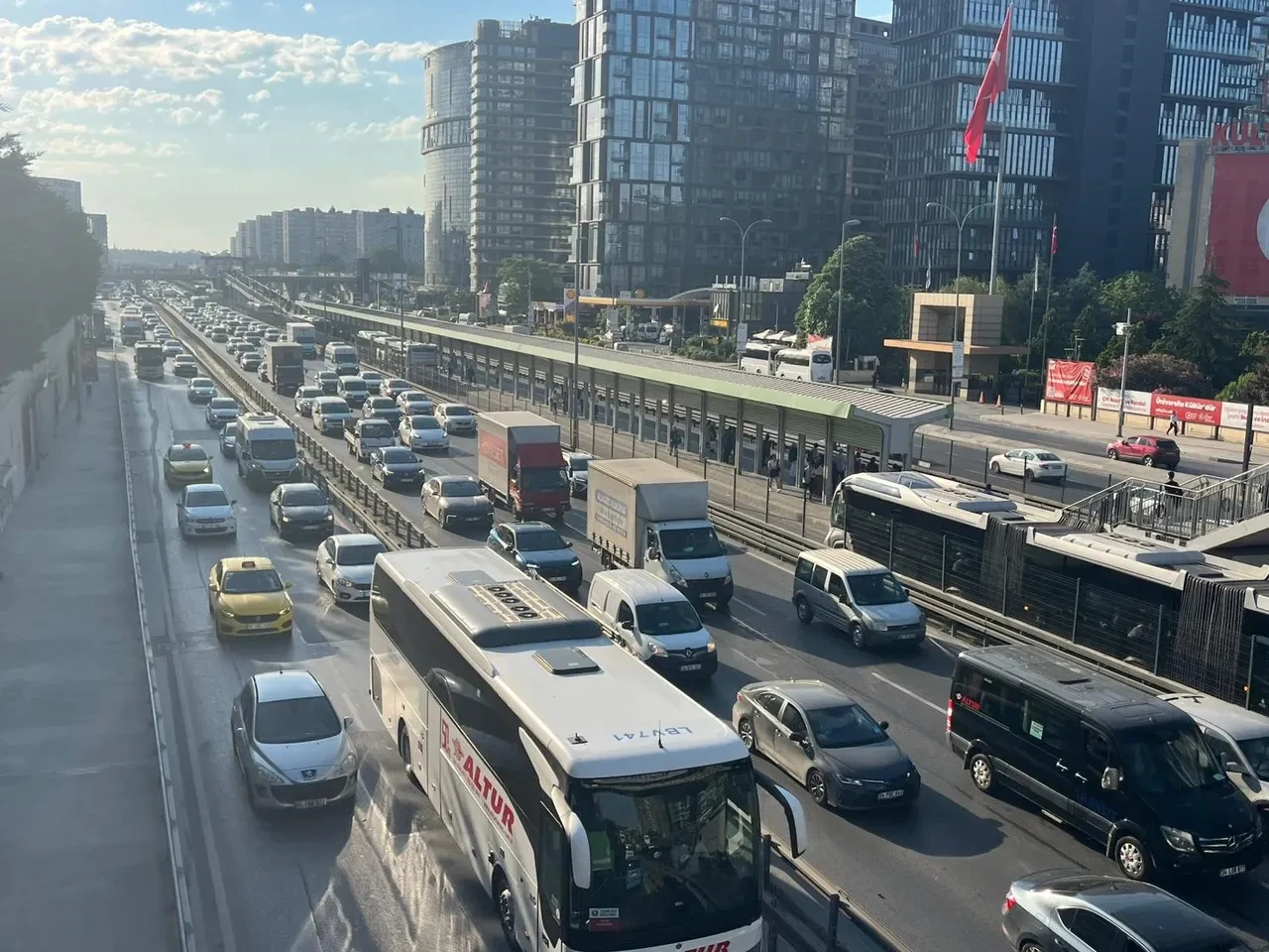 İstanbul'da bayram sonrası ilk mesai! Trafik kilitlendi, kilometrelerce araç kuyruğu oluştu