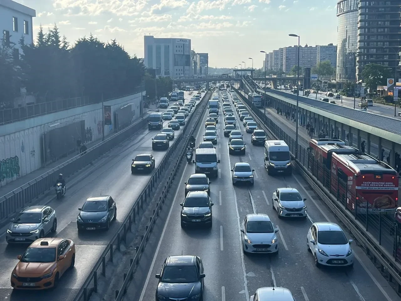 İstanbul'da bayram sonrası ilk mesai! Trafik kilitlendi, kilometrelerce araç kuyruğu oluştu