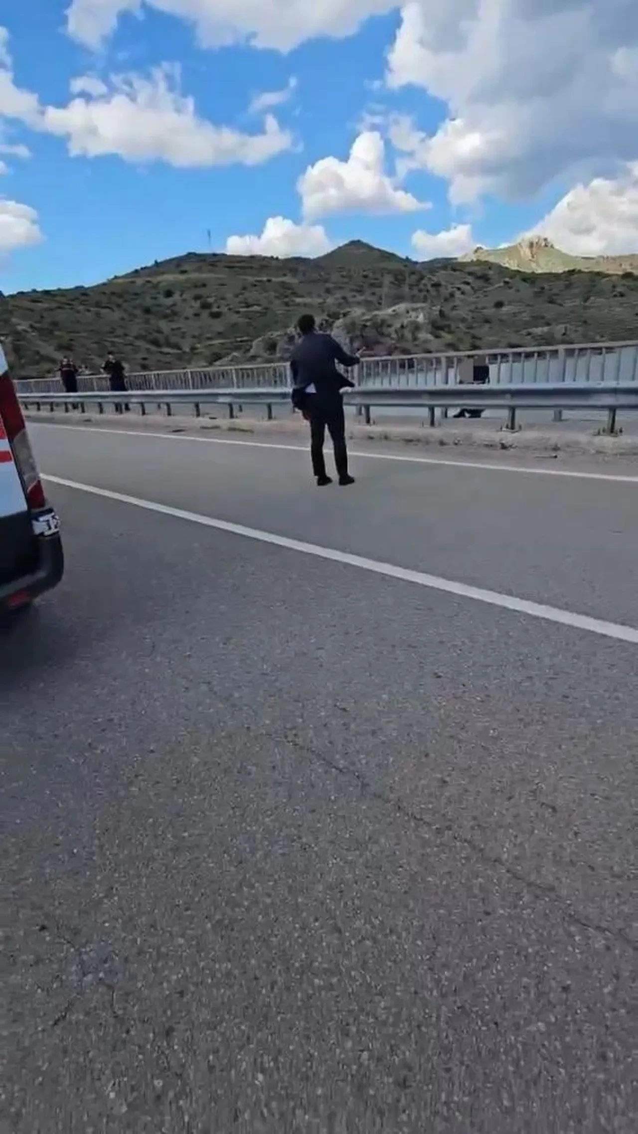 Kayseri'de hareketli dakikalar: Viyadükten Kızılırmak'a atlamak isteyen vatandaşı kaymakam ikna etti