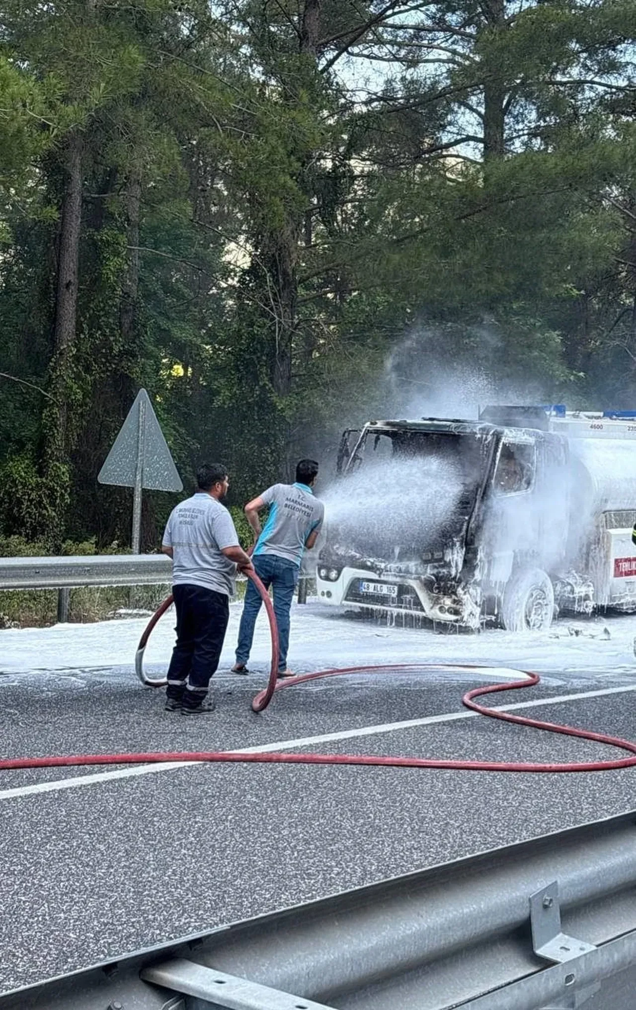 Marmaris'te büyük facia son anda önlendi! Mazot tankeri alev aldı