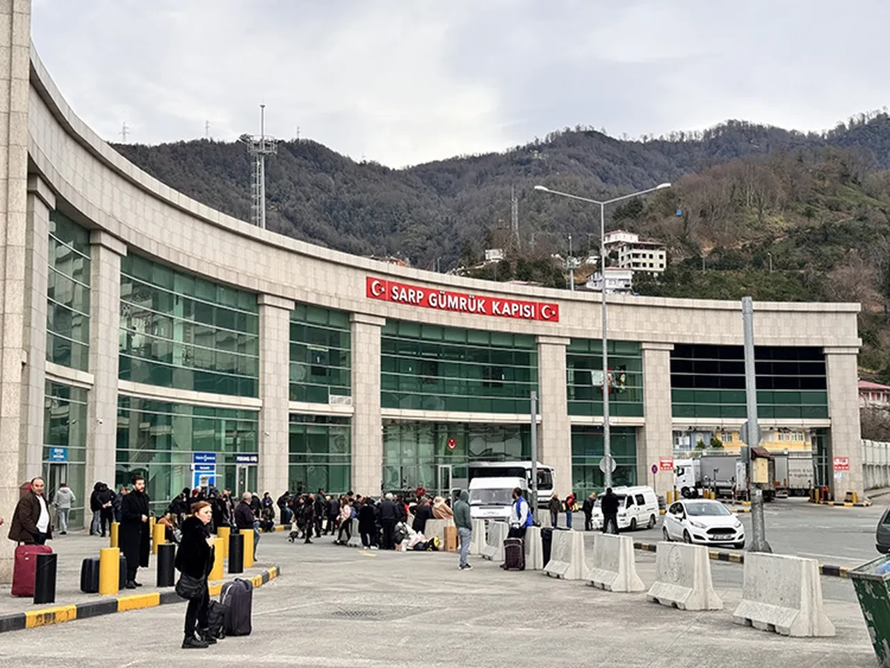 Sarp Sınır Kapısı'nda bayram rekoru: 9 günde 185 bin yolcu!