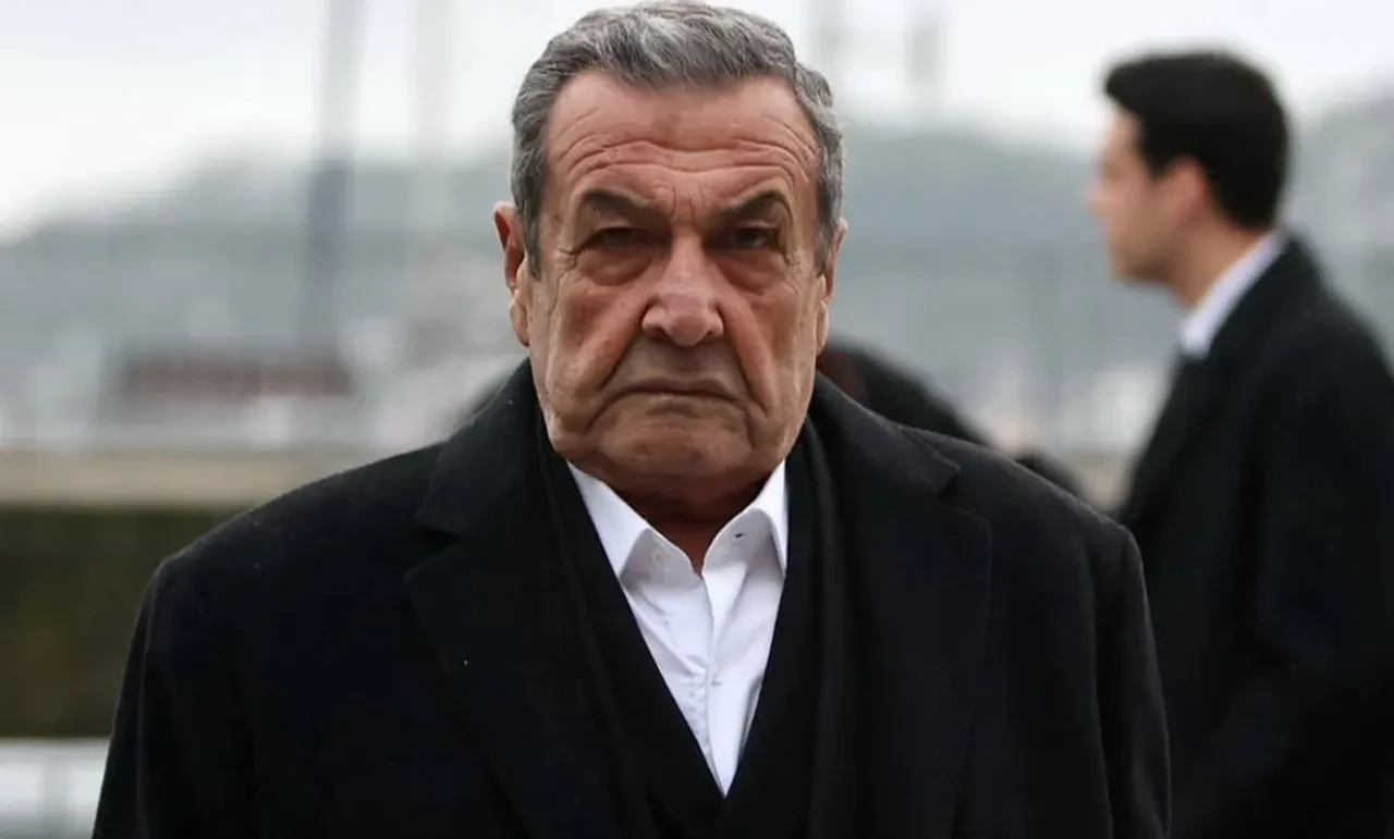 Abi dizisinin Tahir Hancıoğlu'su Tarık Papuççuoğlu korkuttu! 4 damarı değişen usta isimden haber var