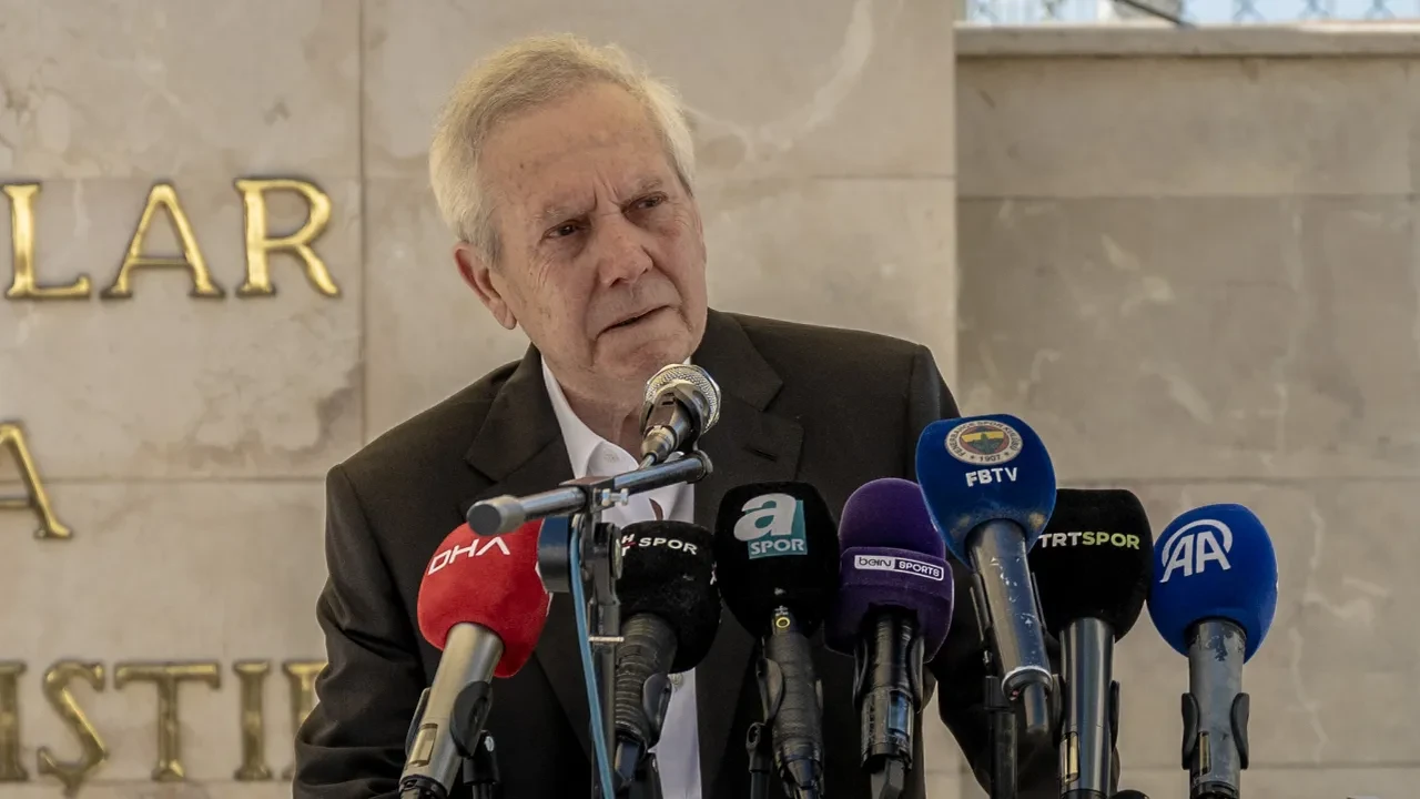 Aziz Yıldırım gözyaşlarını tutamadı! Fenerbahçe'nin eski yöneticisi Derviş Köksal Özbek için tören düzenlendi