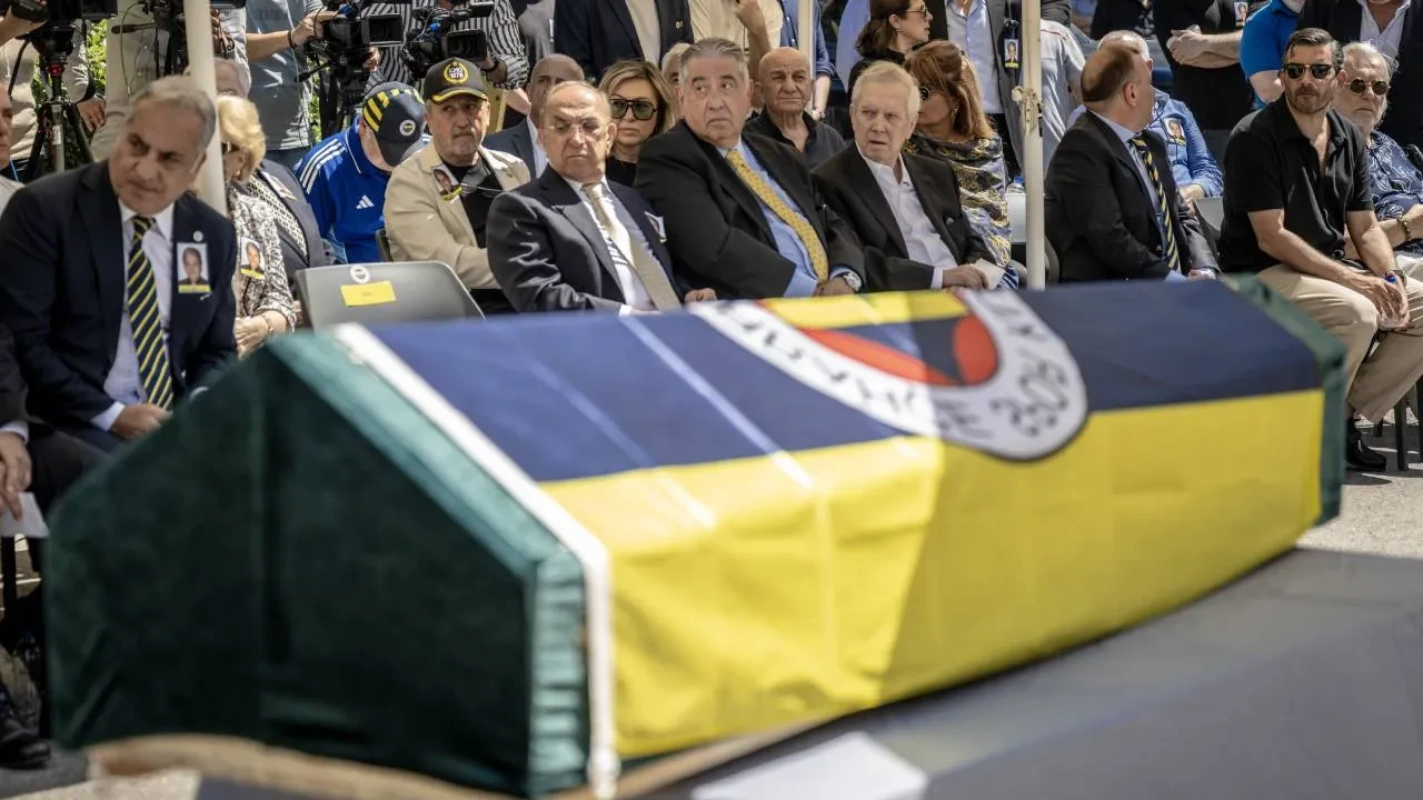 Aziz Yıldırım gözyaşlarını tutamadı! Fenerbahçe'nin eski yöneticisi Derviş Köksal Özbek için tören düzenlendi