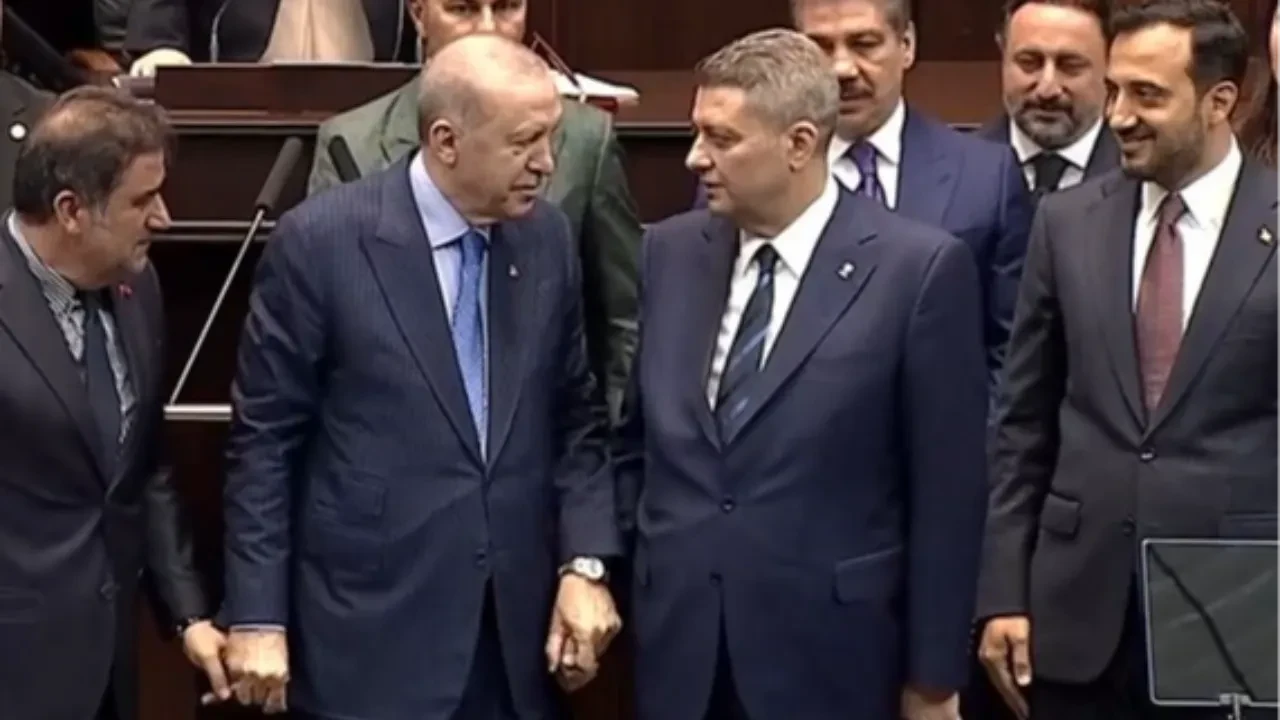 Bağımsız İstanbul Milletvekili Ersin Beyaz AK Parti’de: Rozetini Cumhurbaşkanı Erdoğan taktı
