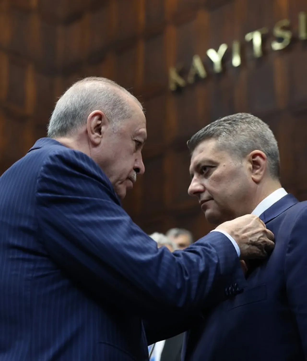 Bağımsız İstanbul Milletvekili Ersin Beyaz AK Parti’de: Rozetini Cumhurbaşkanı Erdoğan taktı