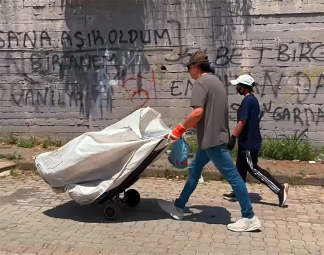 Çelik sokak sokak gezip çöpten kağıt topladı! O anları bu sözlerle paylaştı