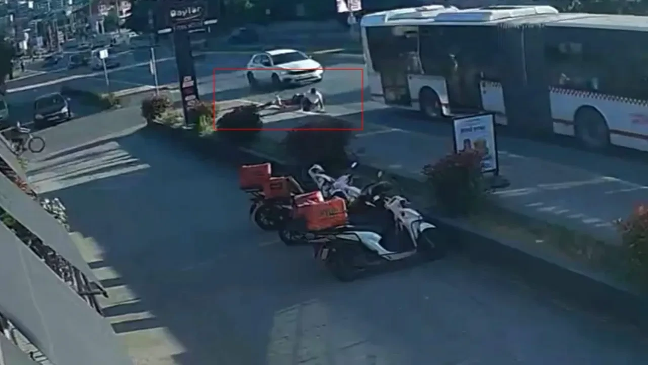 Çocuklar yola fırladı! Belediye otobüsünün altında kalmaktan kıl payı kurtuldu