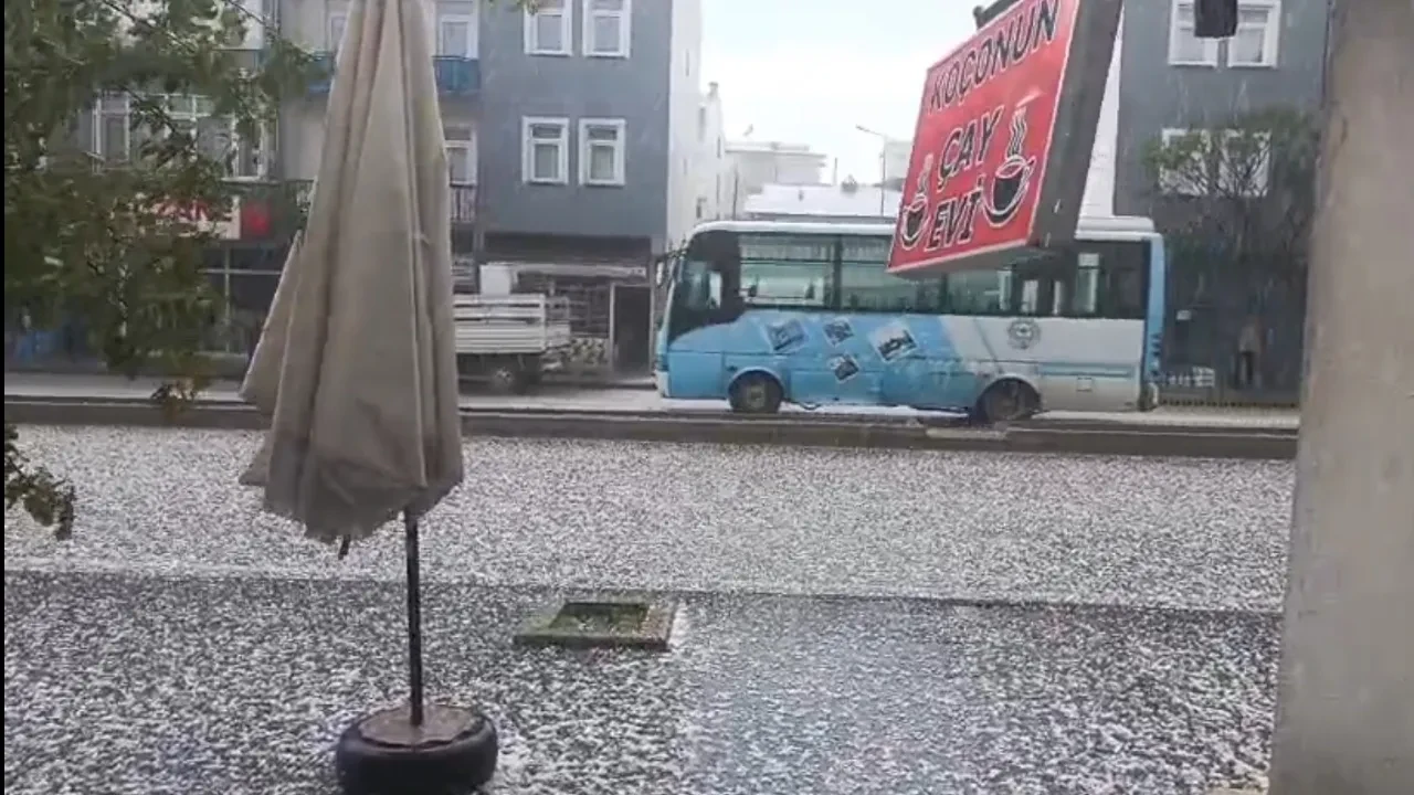 Dolu yağışı hayatı felç etti: Saniyeler içinde ortalık beyaza büründü