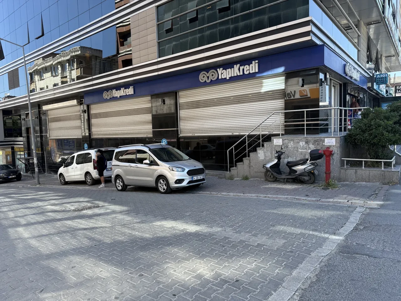 Esenyurt'ta Yapı Kredi Bankası şubesi kurşunlandı!