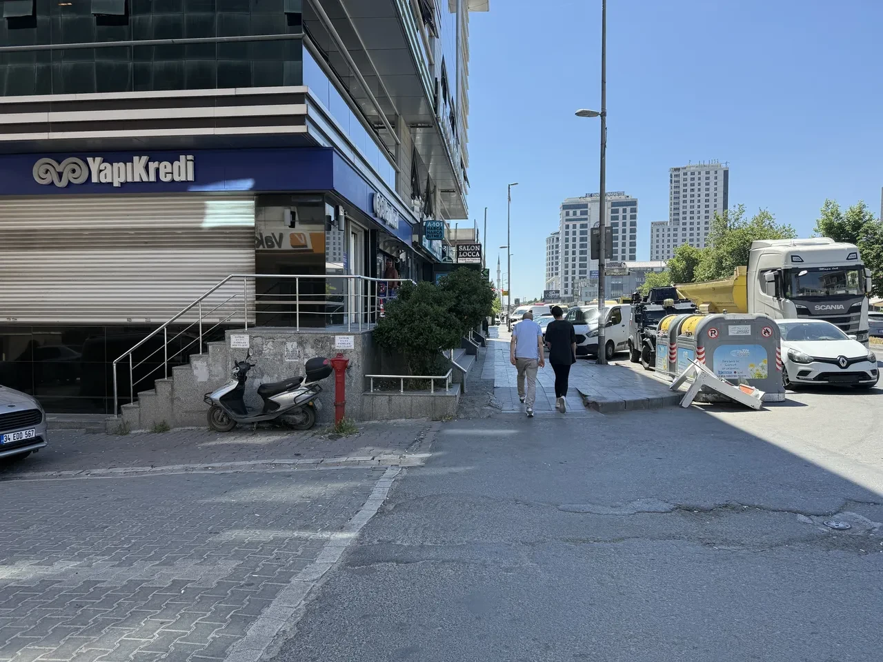 Esenyurt'ta Yapı Kredi Bankası şubesi kurşunlandı!