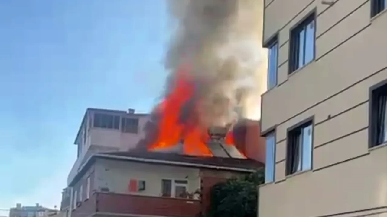 Gebze'de korku dolu anlar kamerada! Alevler bütün çatıyı sardı