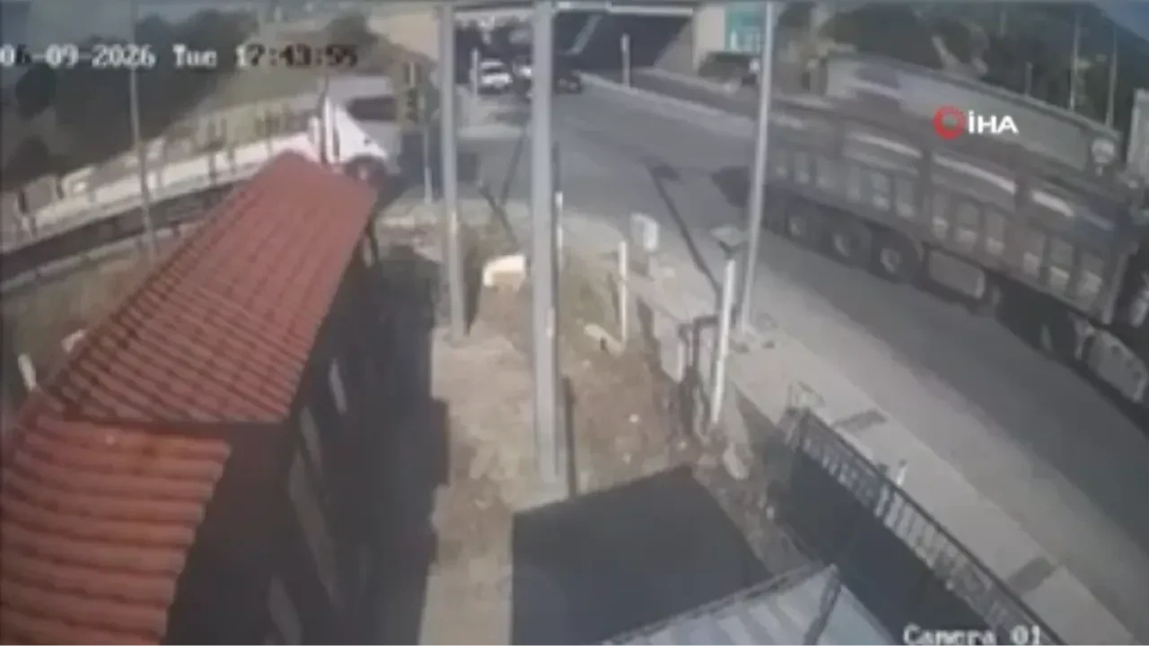 İzmir’de feci kaza! Otomobil tıra böyle saplandı