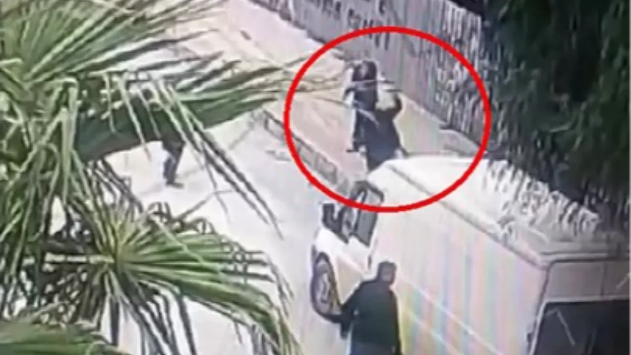 Kaldırım taşıyla cinayet kamerada! Zihinsel engelli saldırgan yolda giden vatandaşı öldürdü