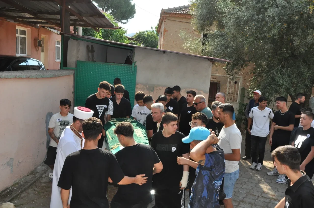 Kanlar içinde kafeye sığınmıştı! Akranı tarafından katledilen Erdem'in hayat hikayesinden dram çıktı