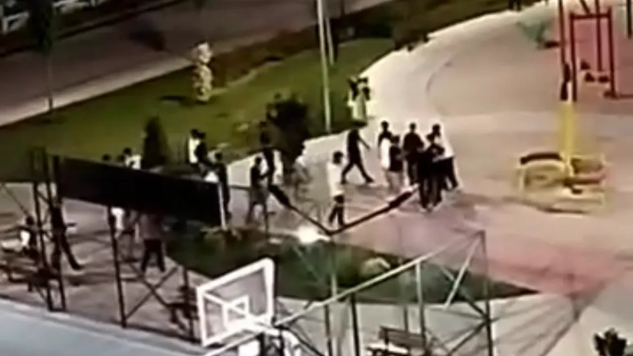 Mahalle karıştı, gençler birbirine girdi: O anlar kamerada!