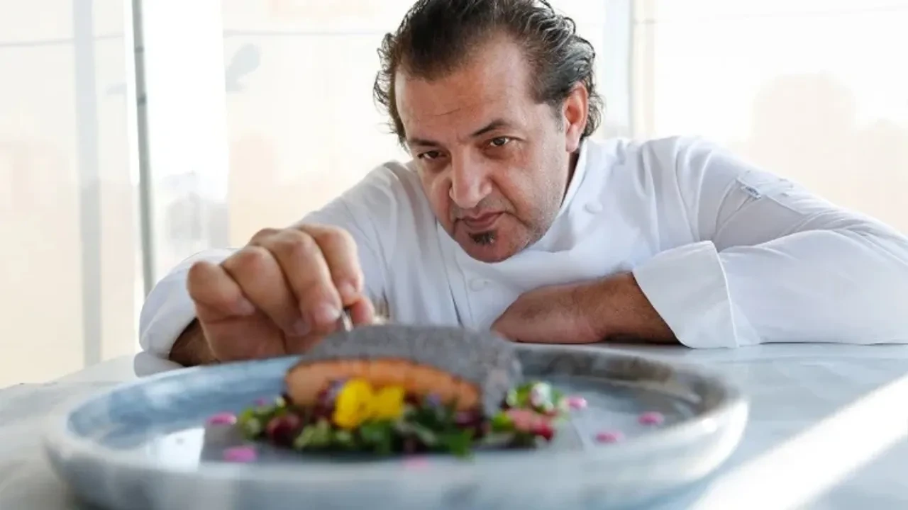 MasterChef Mehmet Yalçınkaya, Bedri Usta'yı azarladı! Mekandaki hazır mezeler dikkat çekti