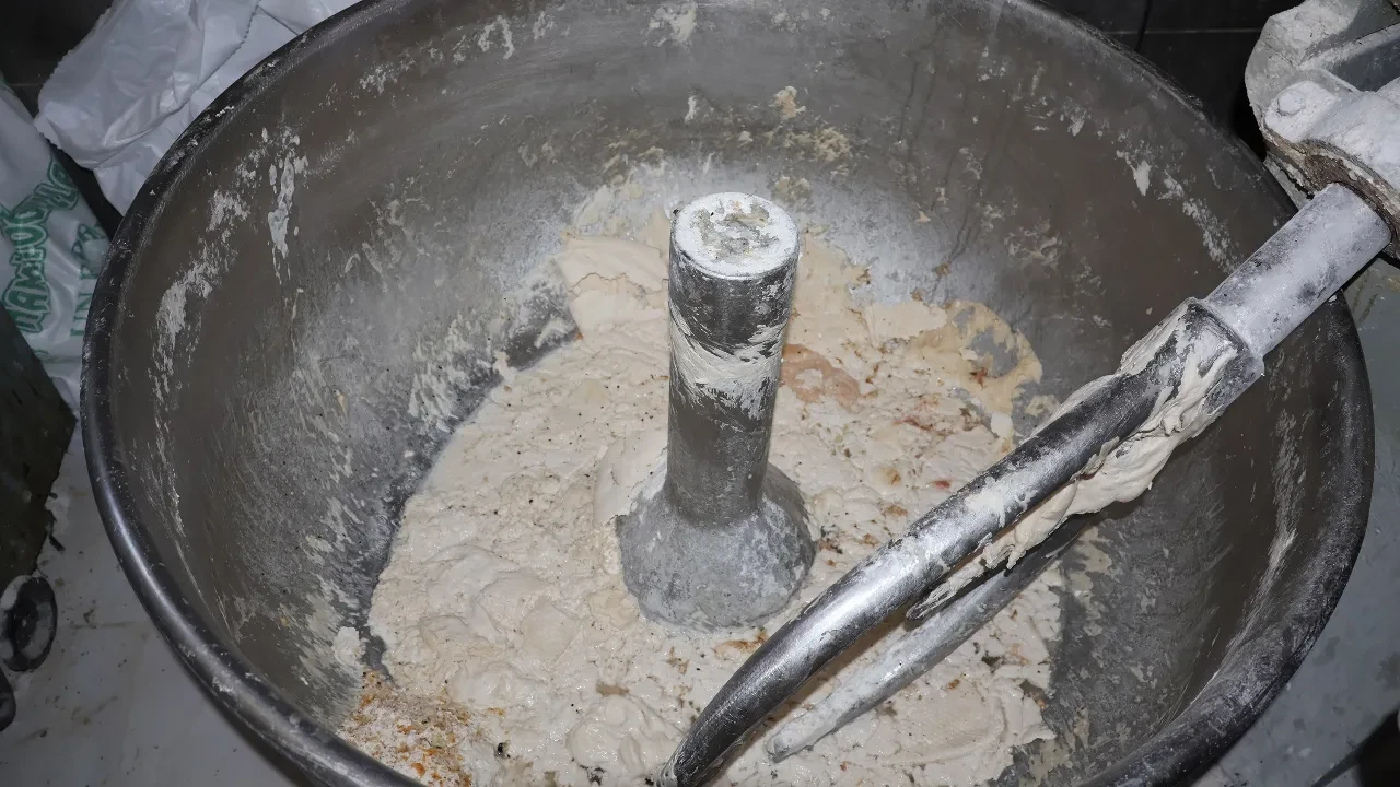 Şanlıurfa’da mide bulandıran görüntü! Tatlıdan böcek fıstıktan hile çıktı