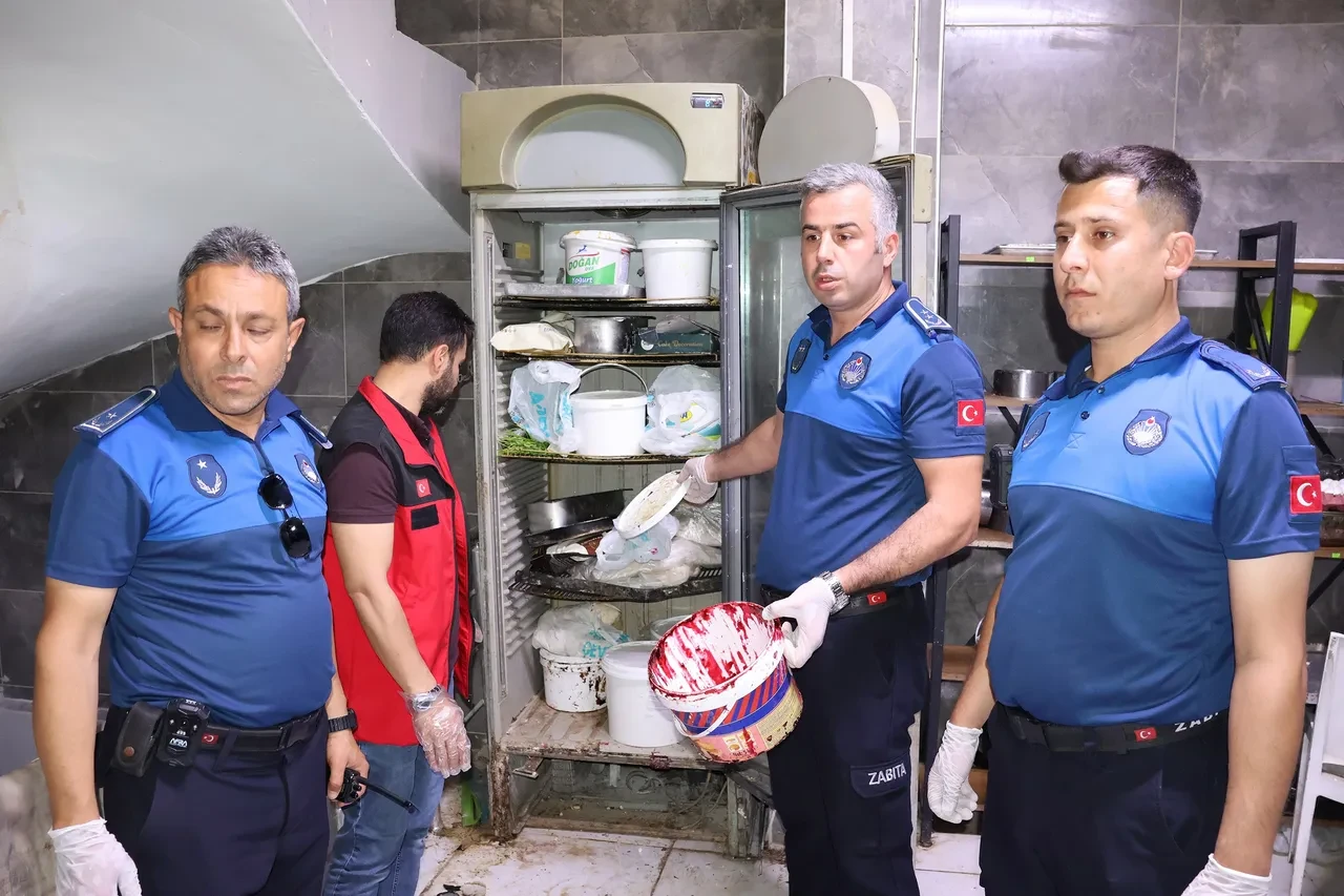 Şanlıurfa’da mide bulandıran görüntü! Tatlıdan böcek fıstıktan hile çıktı