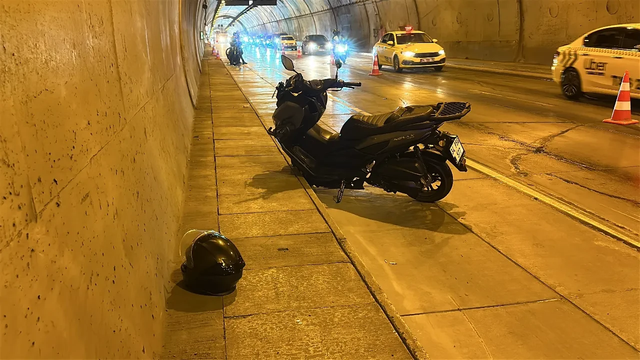 Tünelde korku dolu anlar! Yola dökülen yağdan 5 motosikleti devrildi