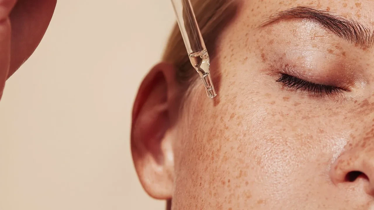 Yaşlanma karşıtı bakımda retinol mü, doğal alternatif mi? Hassas ciltler için en güvenli seçim 2026!