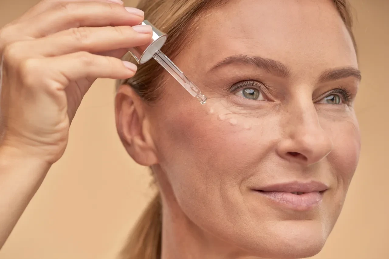 Yaşlanma karşıtı bakımda retinol mü, doğal alternatif mi? Hassas ciltler için en güvenli seçim 2026!