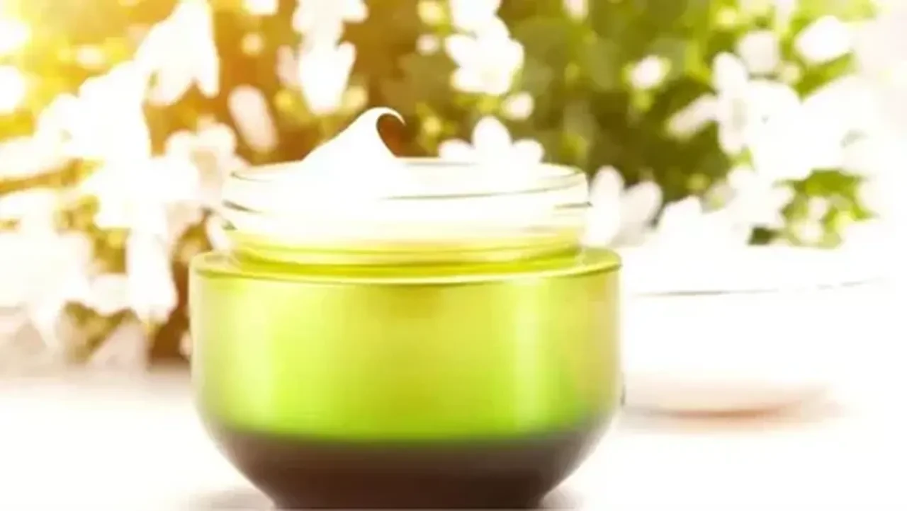 Yaşlanma karşıtı bakımda retinol mü, doğal alternatif mi? Hassas ciltler için en güvenli seçim 2026!