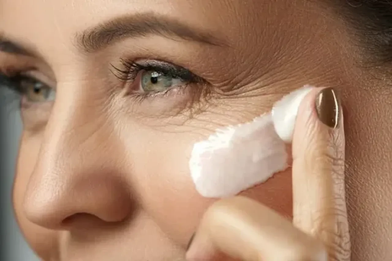 Yaşlanma karşıtı bakımda retinol mü, doğal alternatif mi? Hassas ciltler için en güvenli seçim 2026!