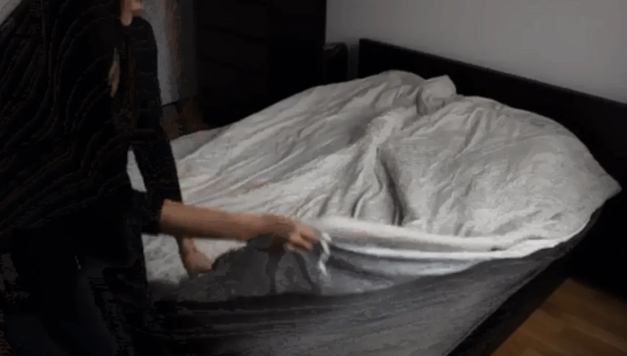 Yorganı kılıfına geçirmek ve içinde sallamak yok! 5 dakikada yorgan kılıfı geçirme formülü