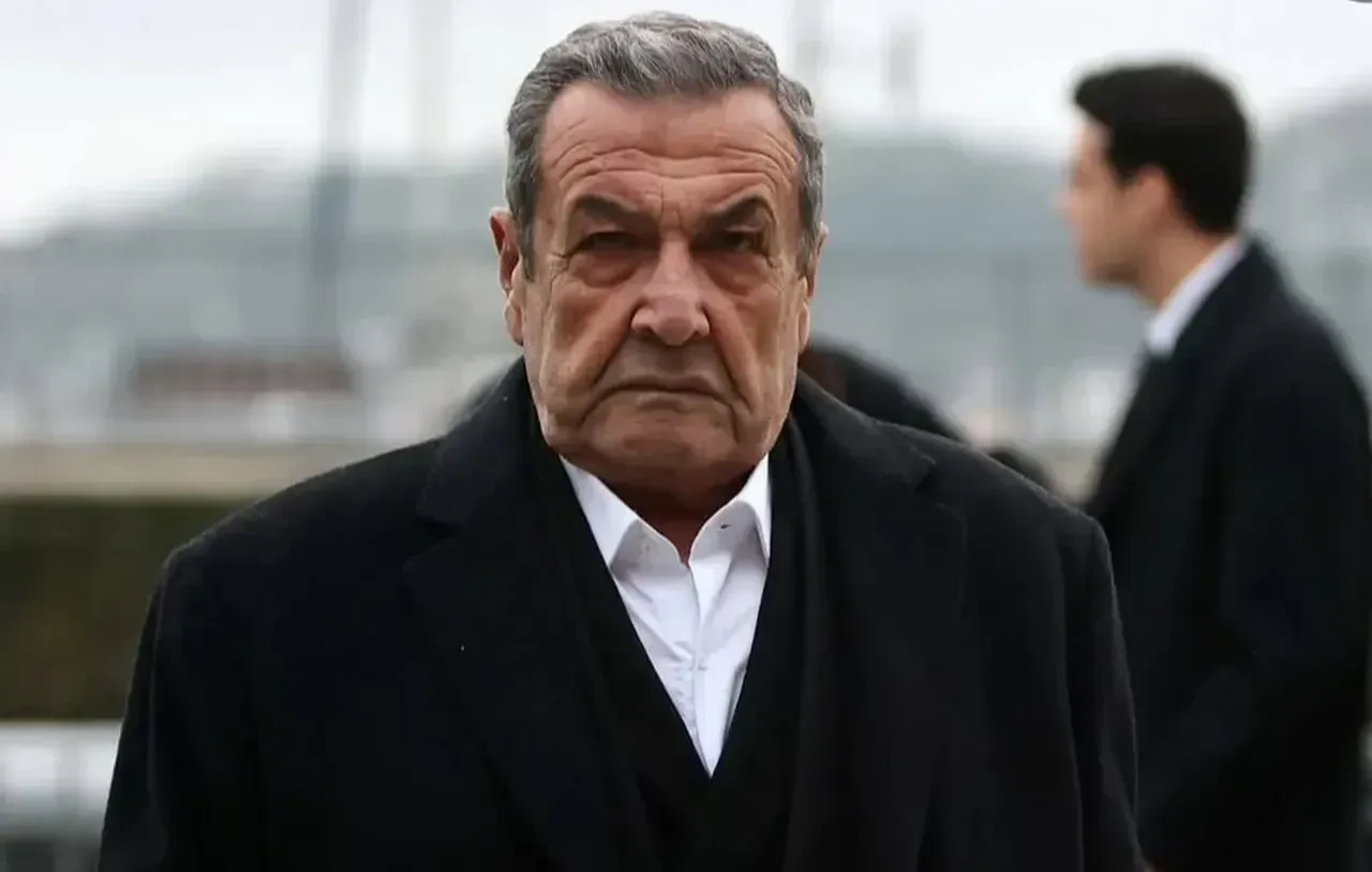 Abi dizisinin Tahir Hancıoğlu'su Tarık Papuççuoğlu korkuttu! 4 damarı değişen usta isimden haber var