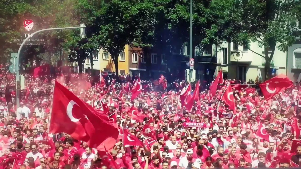 AK Parti’den Dünya Kupası öncesi Bizim Çocuklar'a büyük sürpriz: Sevilen türkü tribün marşına dönüştü